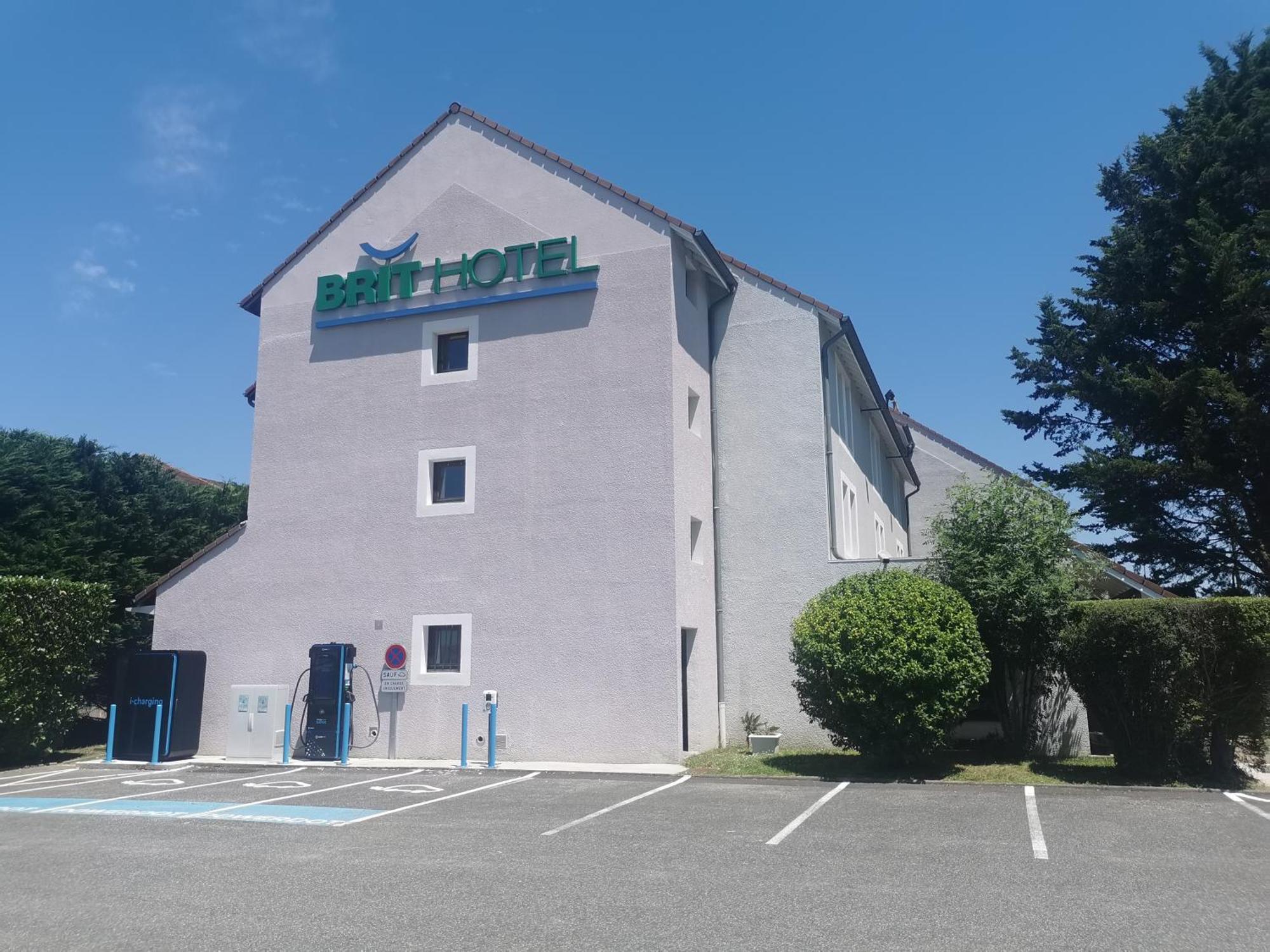 Brit Hotel Confort Pau Lons Exteriör bild