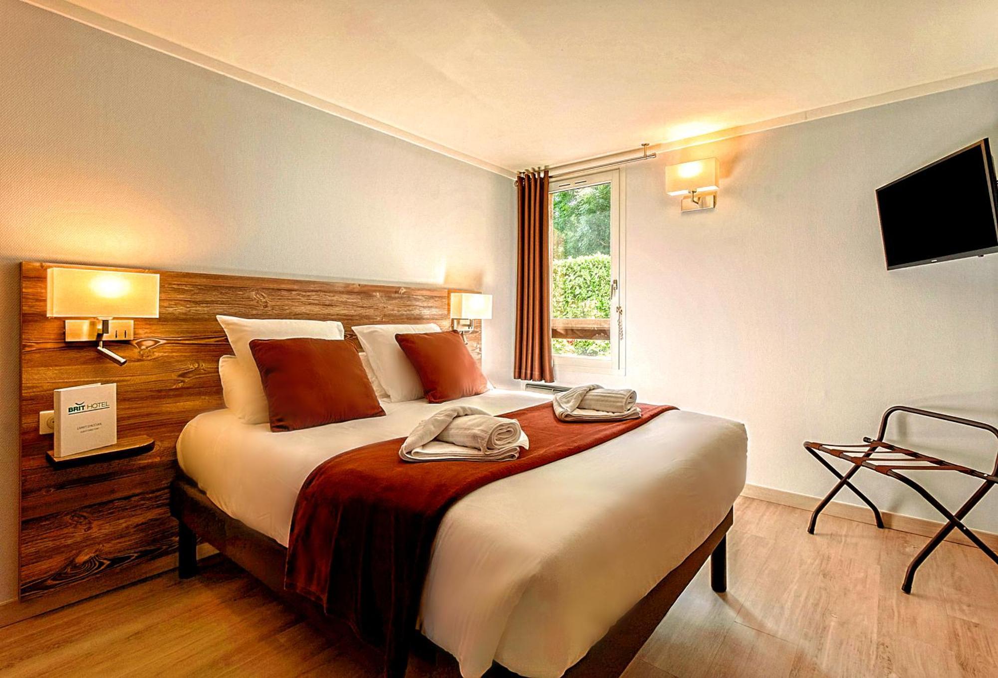 Brit Hotel Confort Pau Lons Exteriör bild