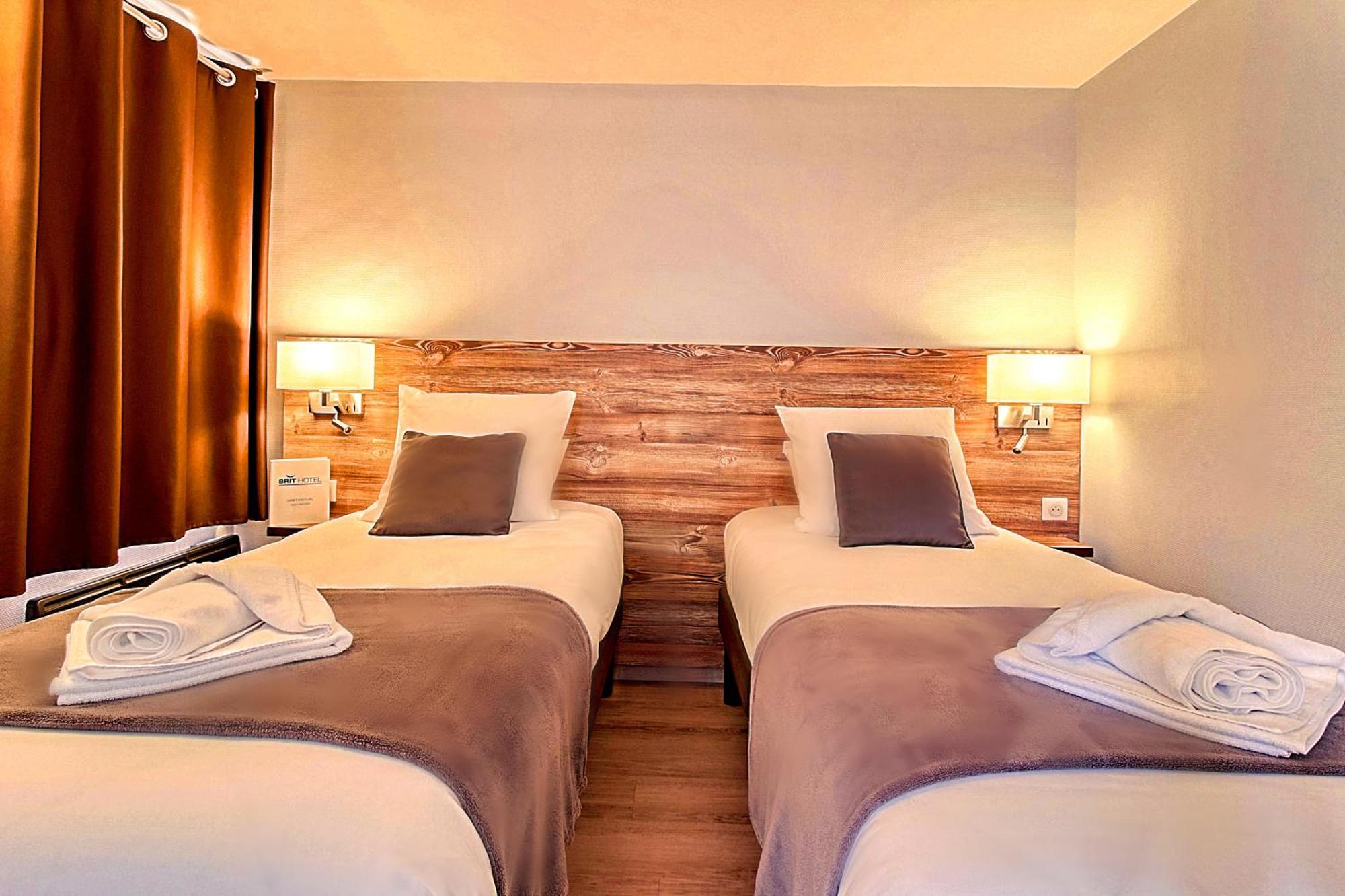Brit Hotel Confort Pau Lons Exteriör bild