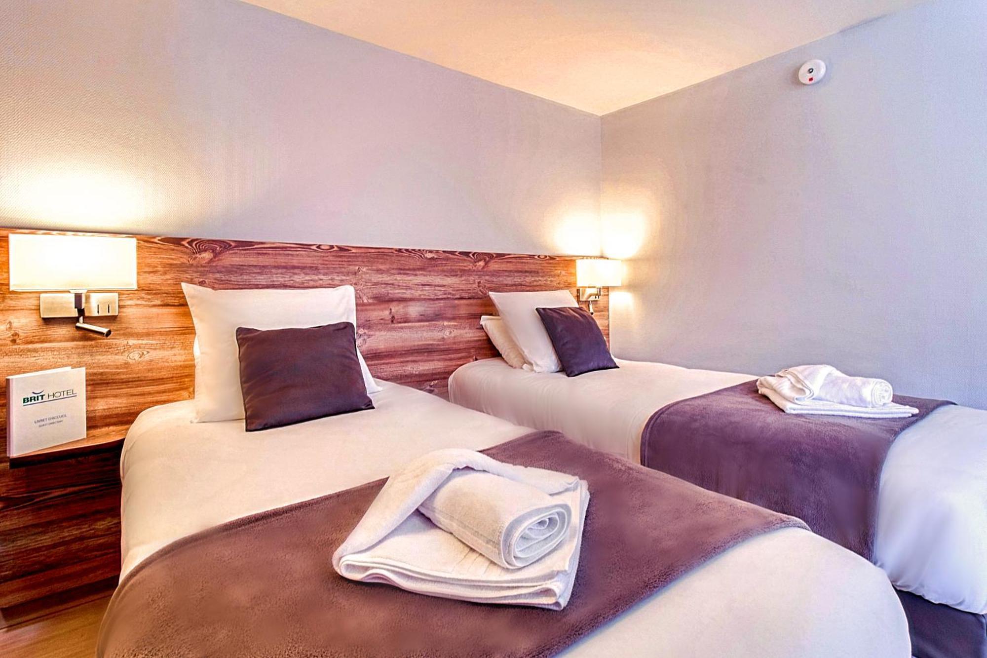 Brit Hotel Confort Pau Lons Exteriör bild