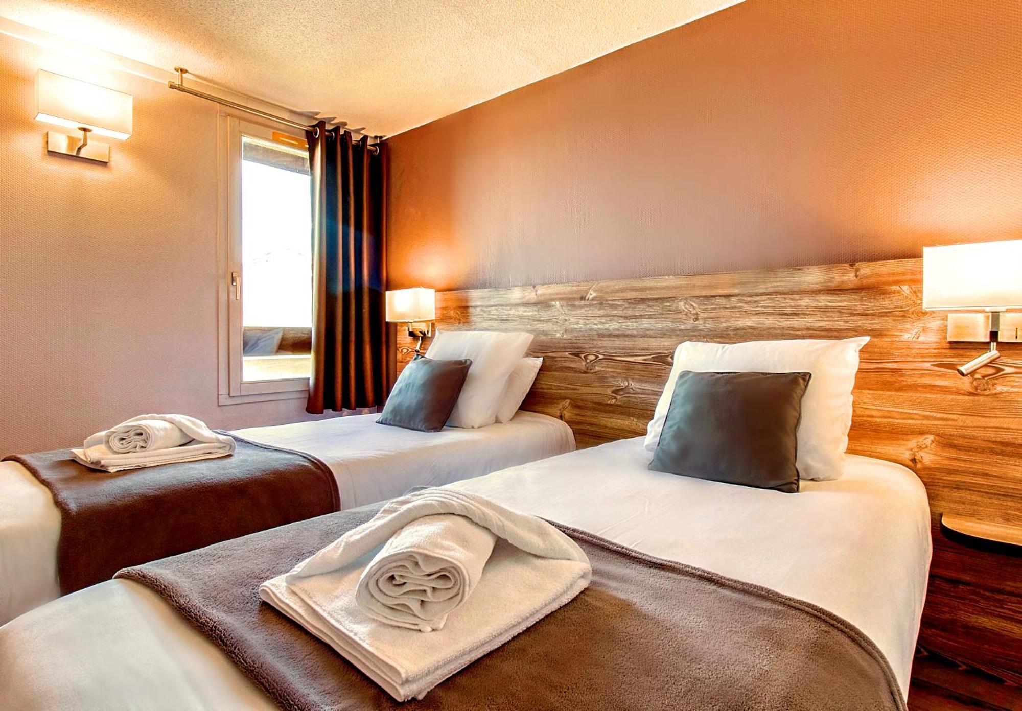 Brit Hotel Confort Pau Lons Exteriör bild
